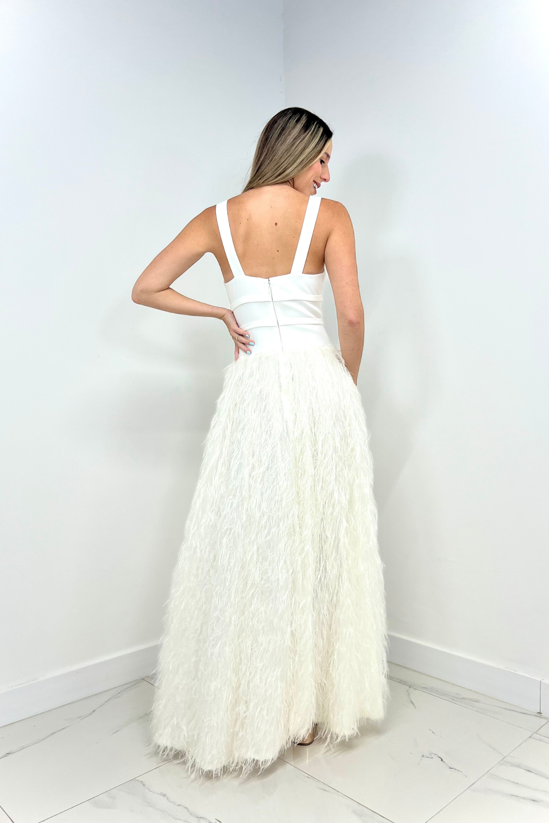 Vestido blanco con plumas