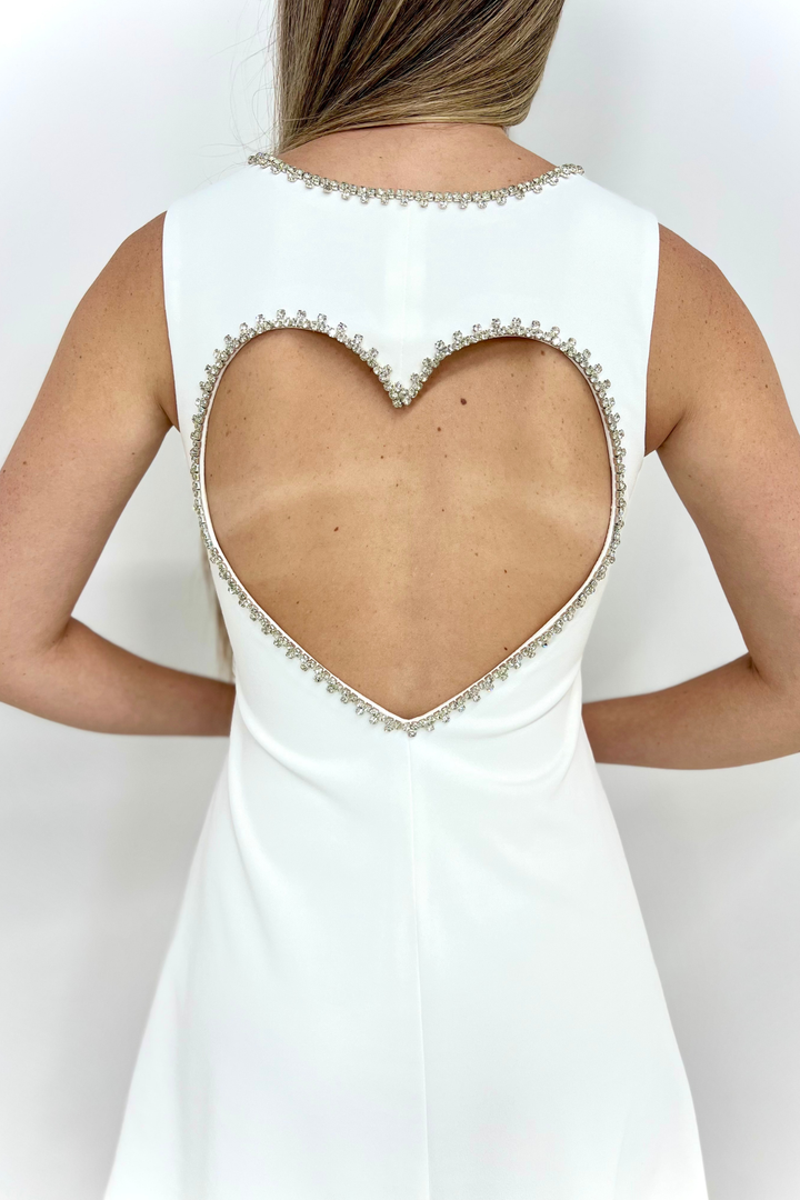 Vestido corto blanco con corazon en espalda