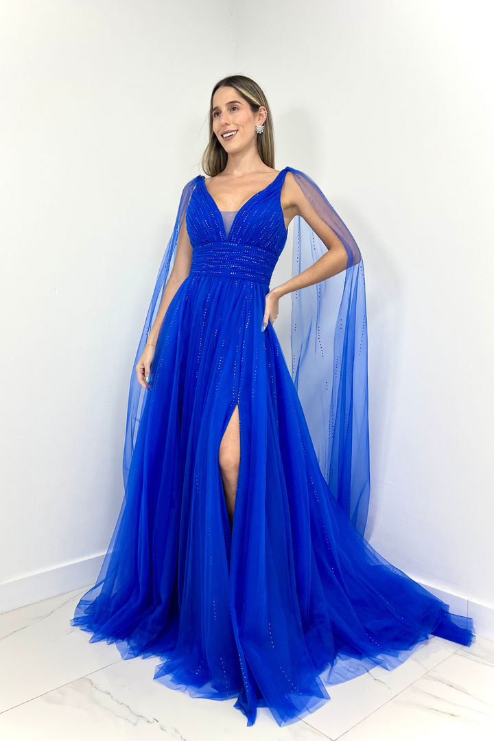 Vestido largo de tul azul con capas en las mangas