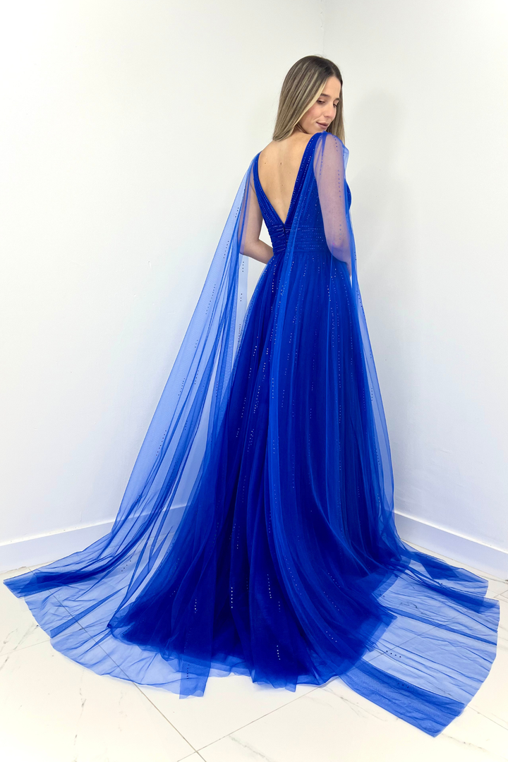 Vestido largo de tul azul con capas en las mangas