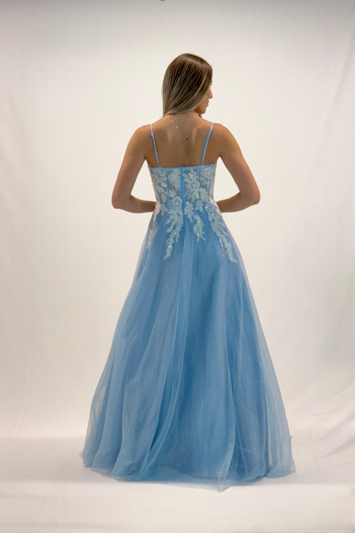 Vestido azul cielo de tul con flores