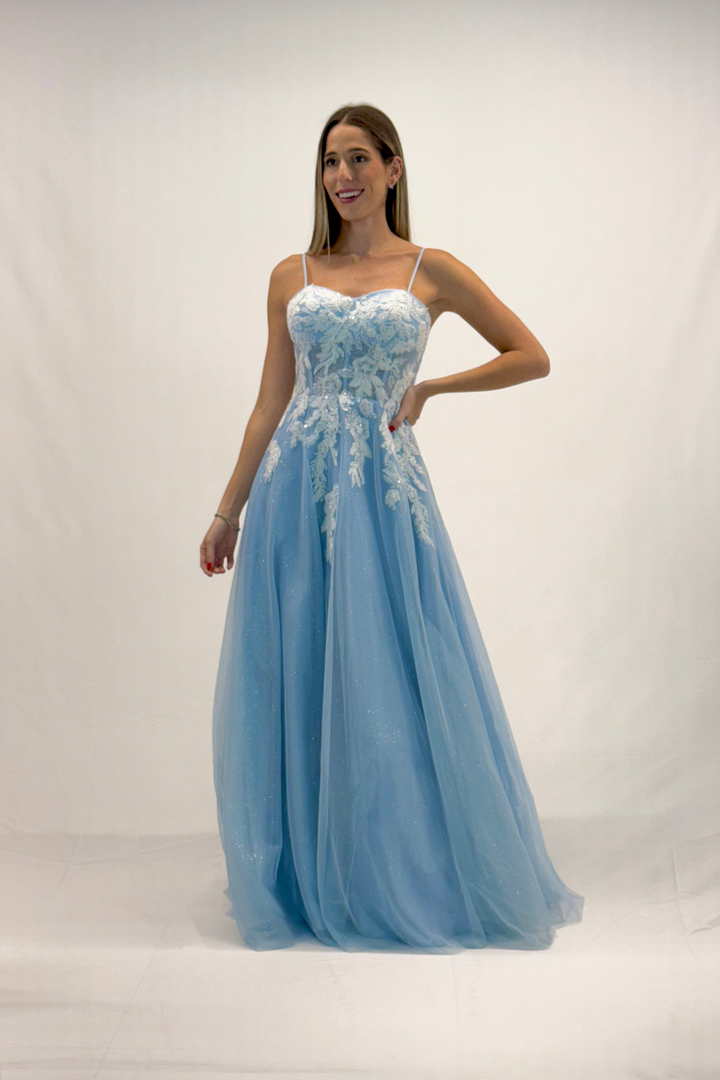 Vestido azul cielo de tul con flores