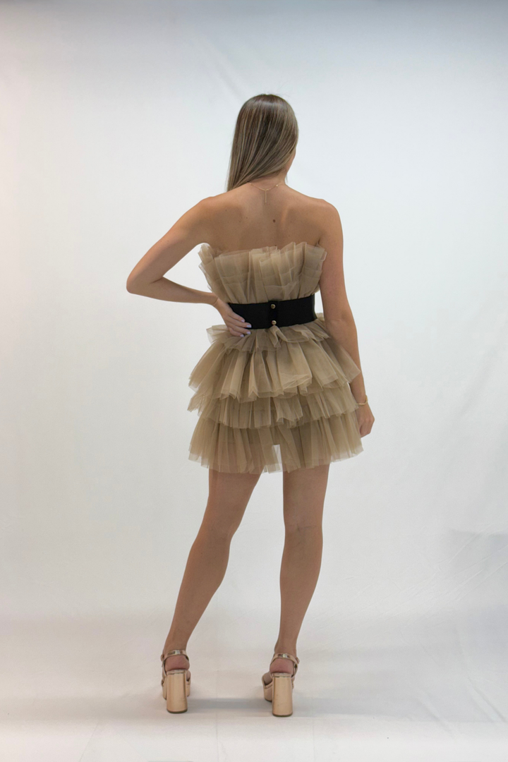 Vestido corto beige de tul strapless