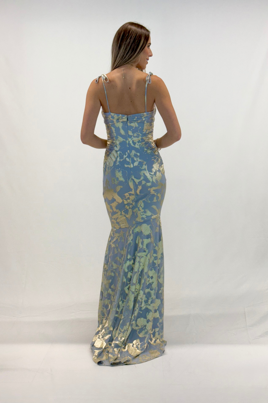 Vestido corte sirena azul con dorado