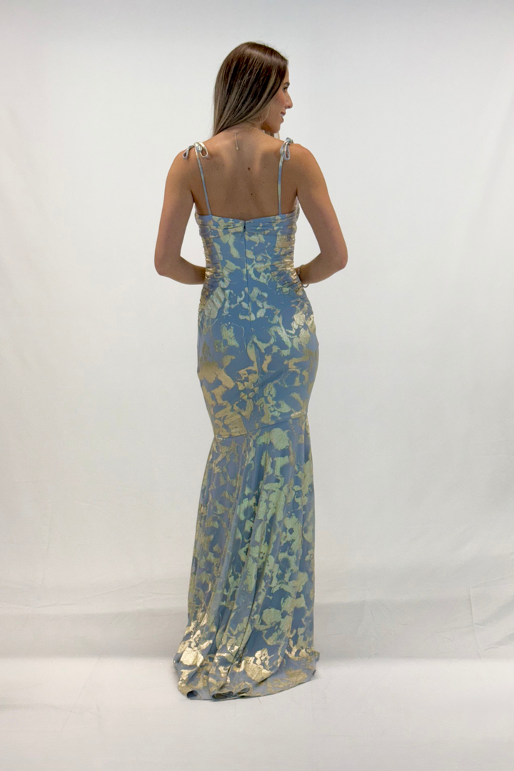 Vestido corte sirena azul con dorado
