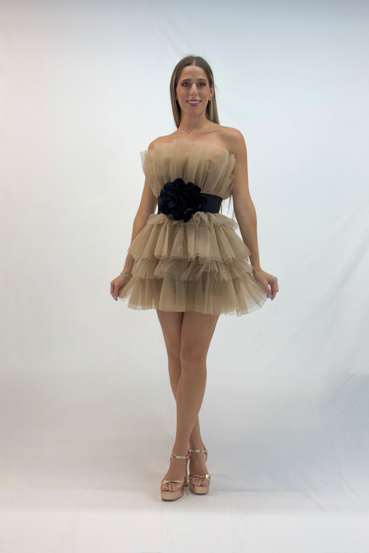 Vestido corto beige de tul strapless