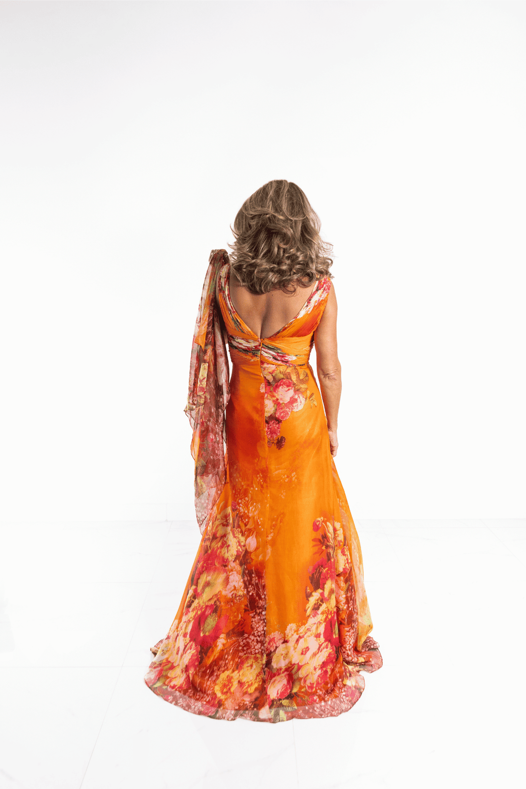 Vestido largo naranja estampado con shal