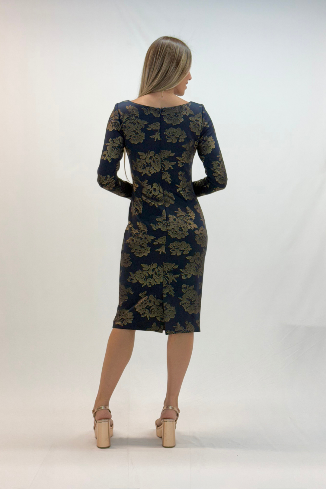 Vestido midi azul marino con flores doradas