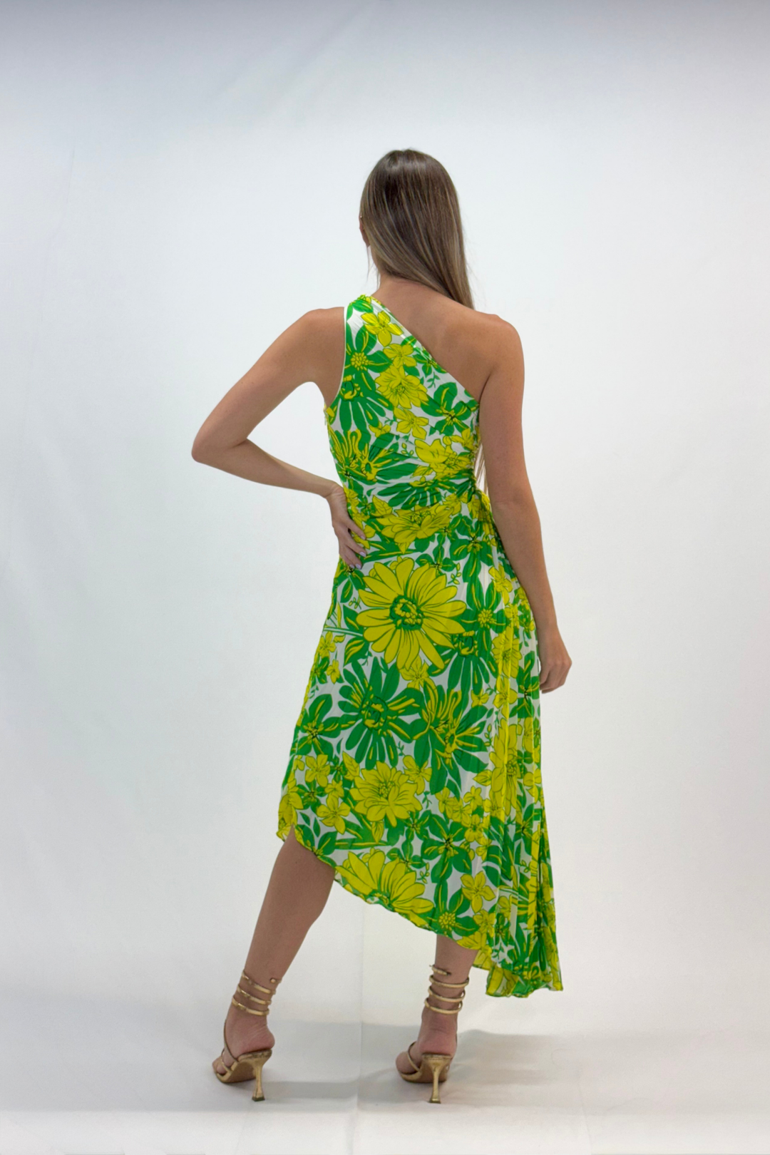 Vestido one shoulder plisado y estampado midi