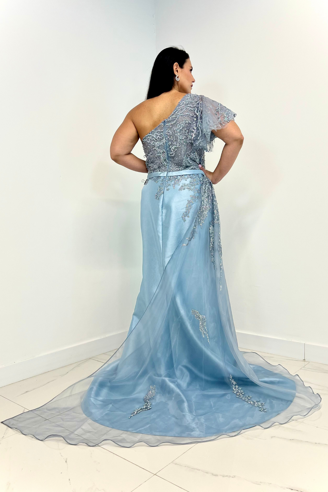 Vestido azul claro asimetrico