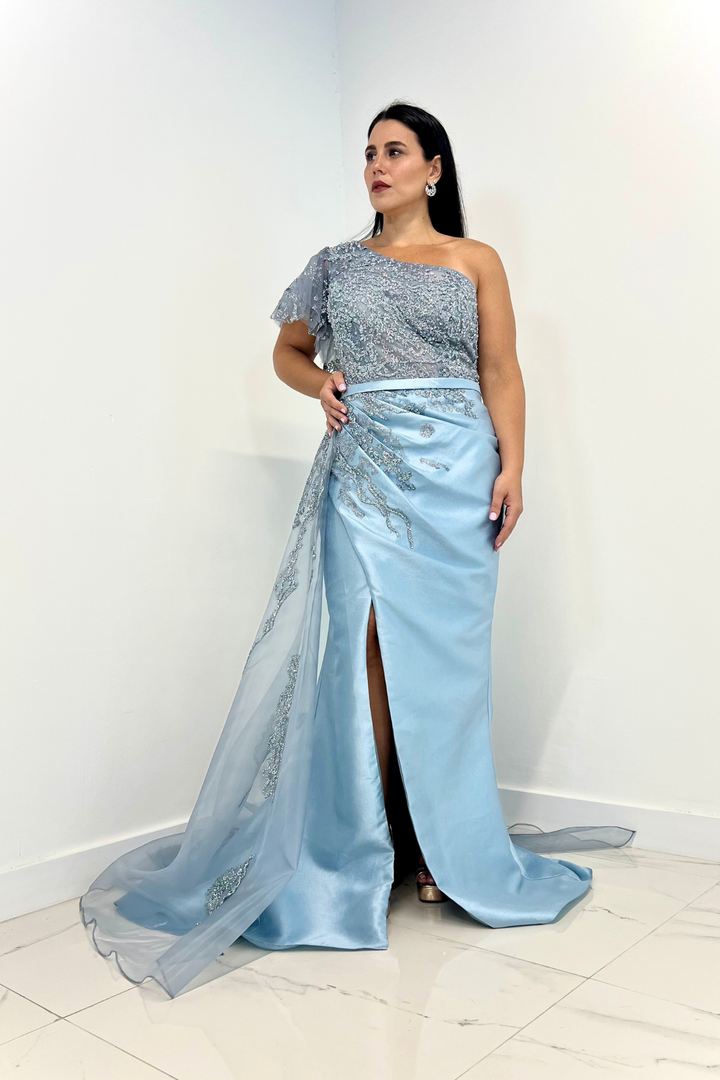 Vestido azul claro asimetrico