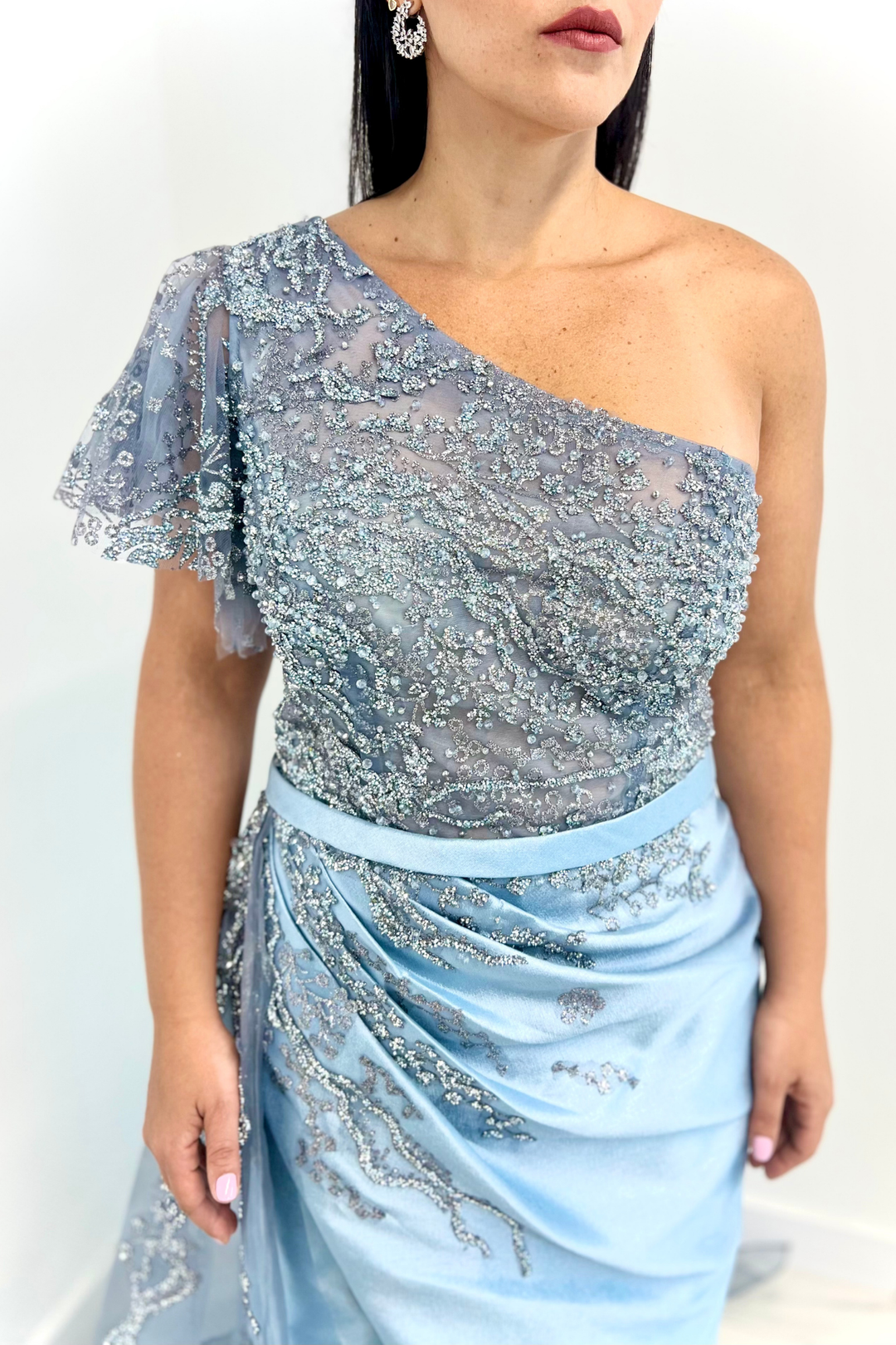 Vestido azul claro asimetrico