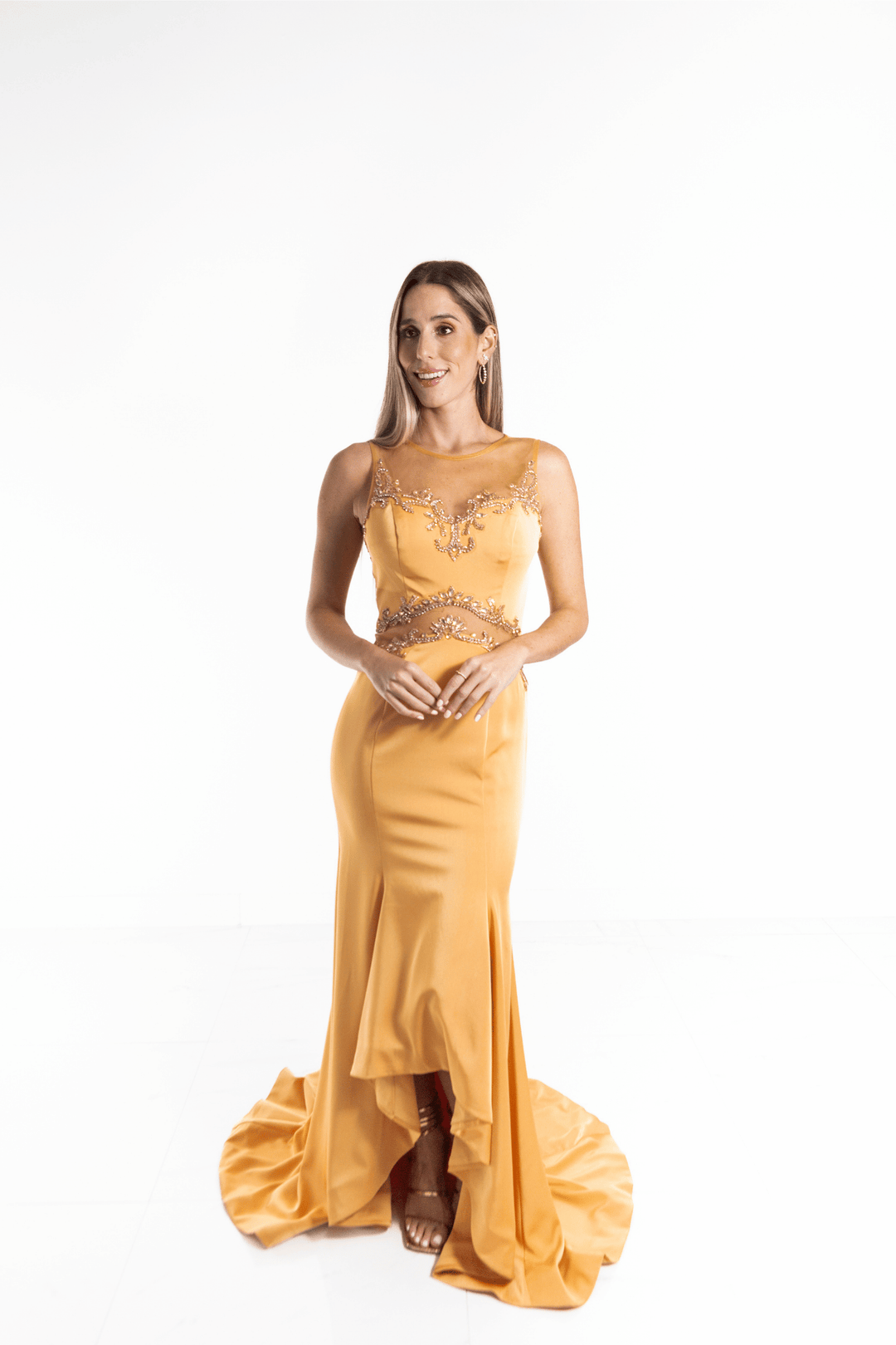 Vestido largo mostaza con transparencias