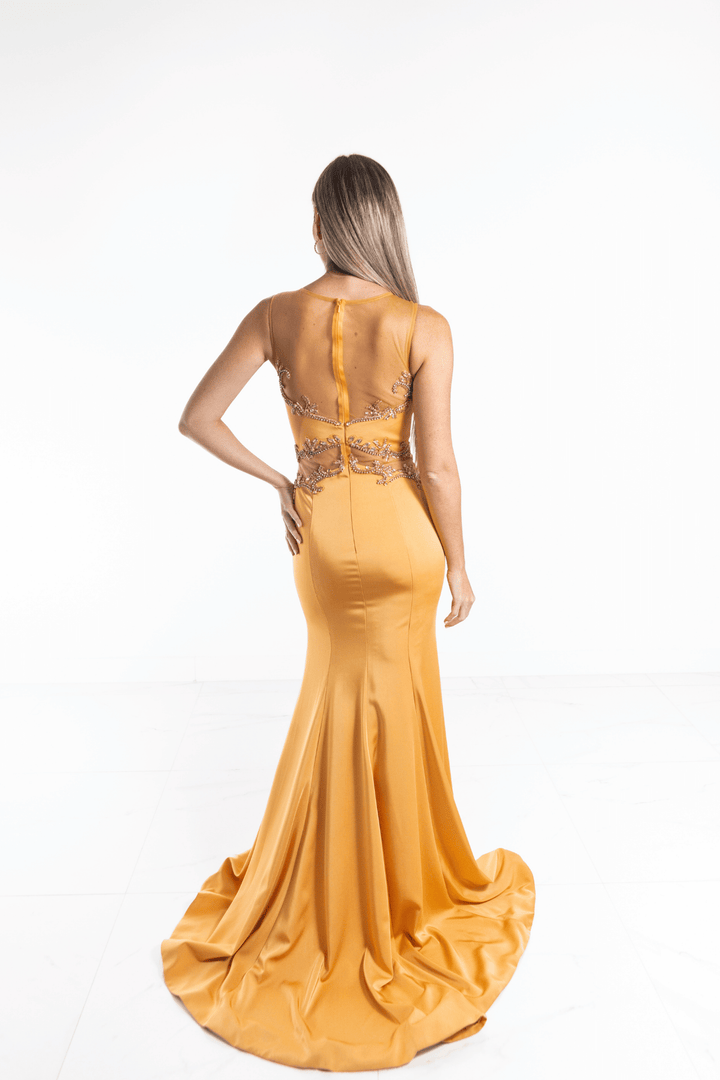 Vestido largo mostaza con transparencias