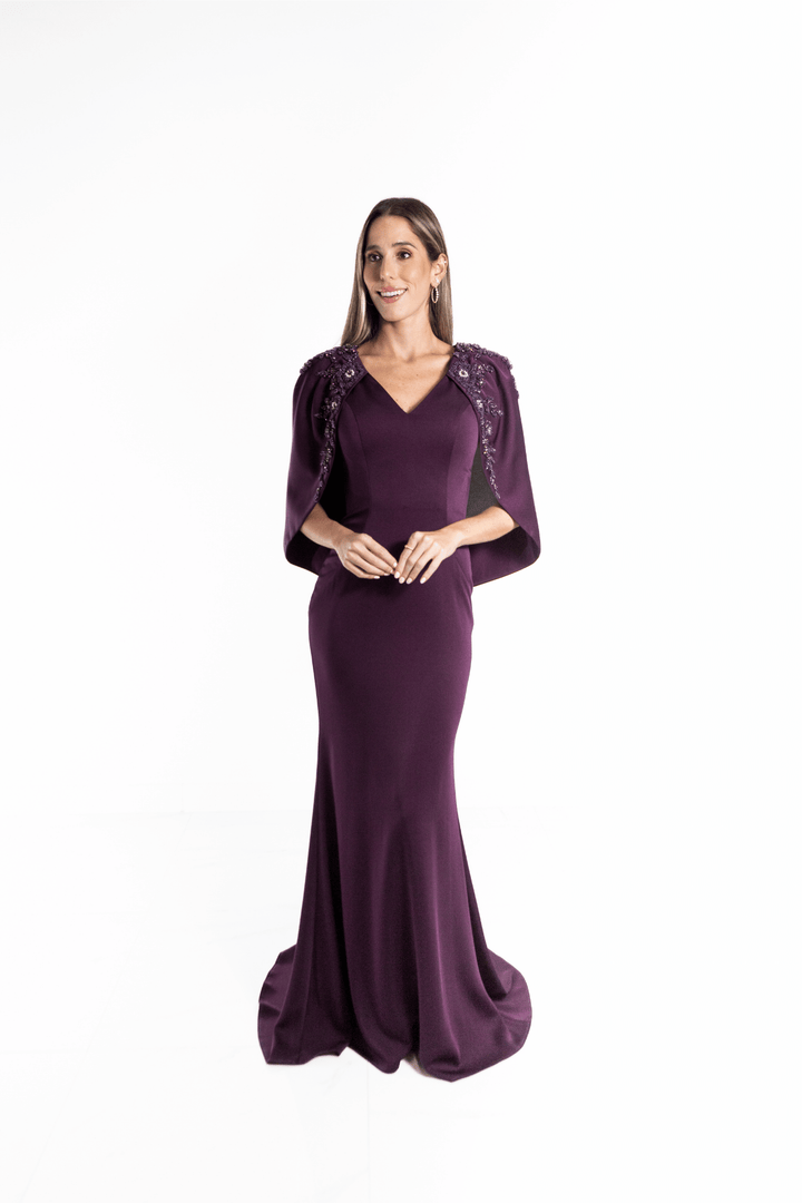 Vestido largo morado con capa