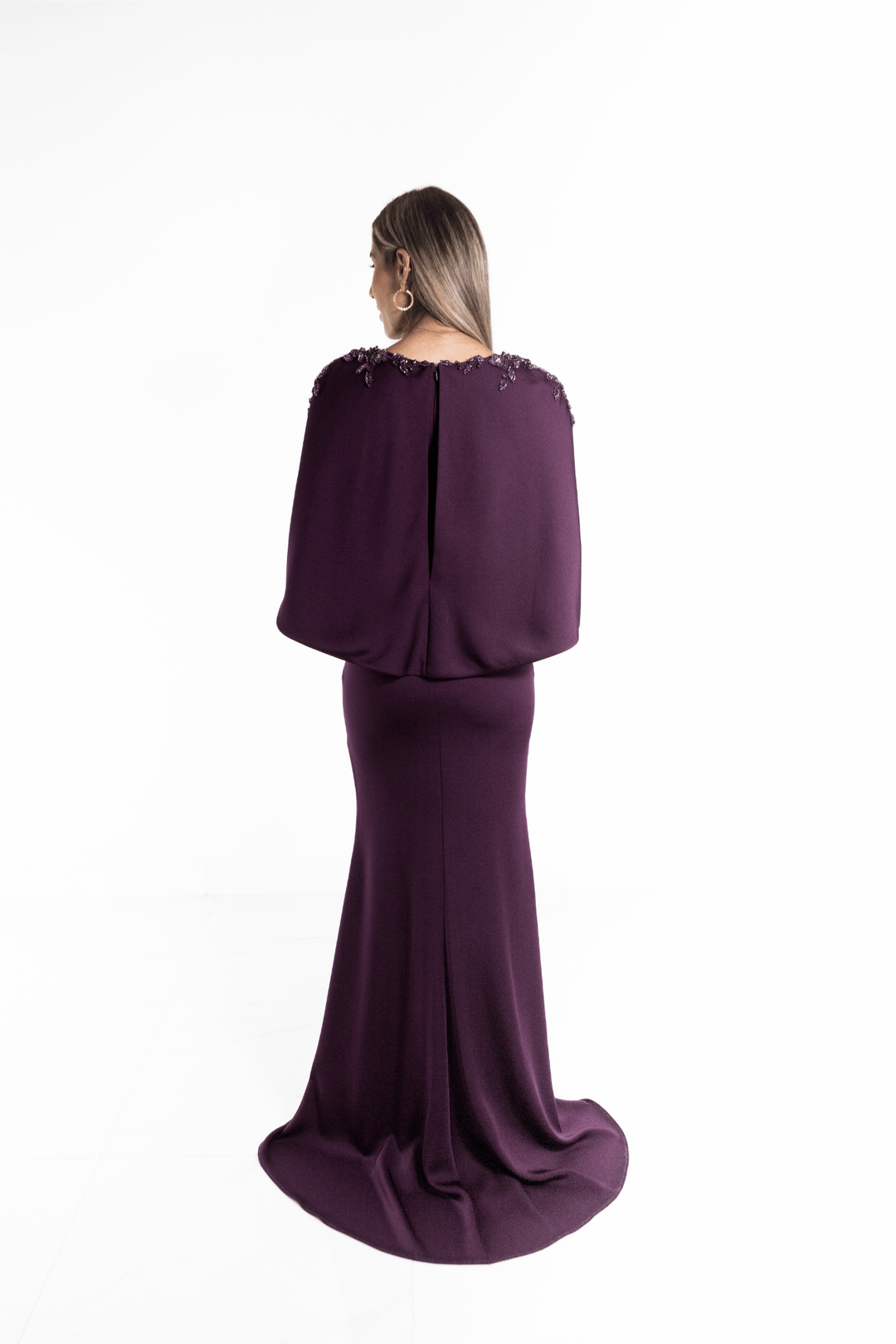 Vestido largo morado con capa