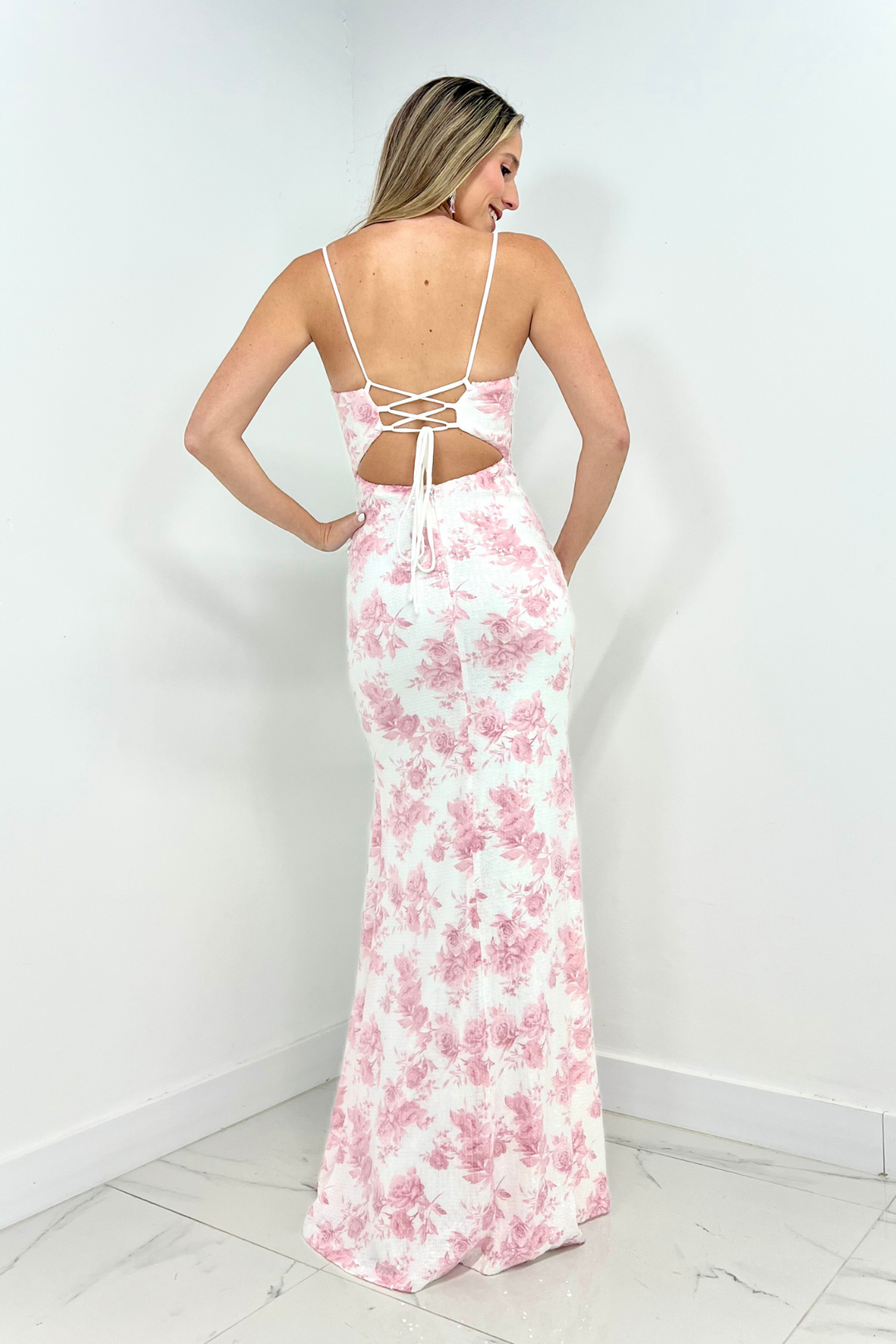 Vestido de lentejulas blanco y rosado