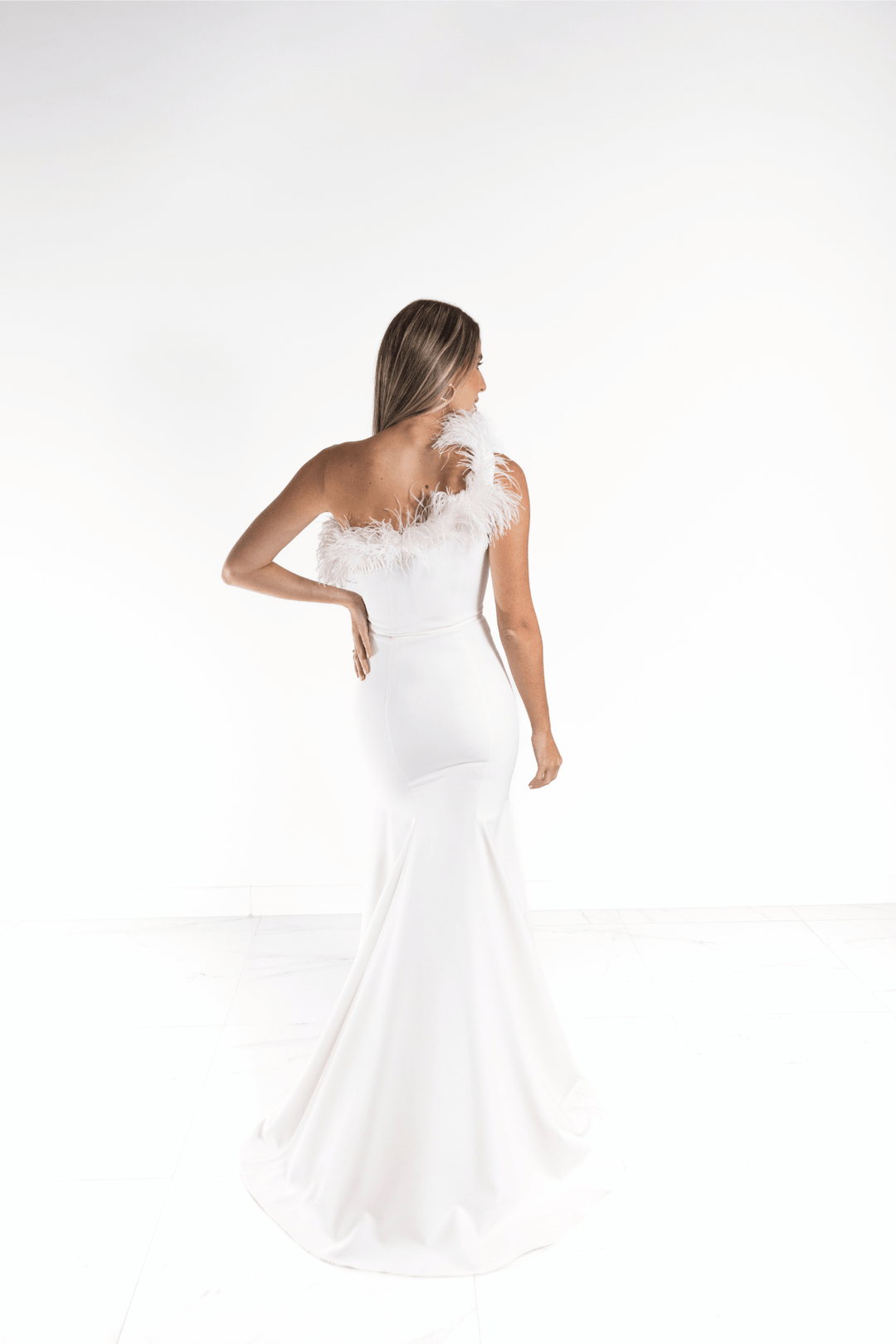 Vestido largo one shoulder blanco con plumas