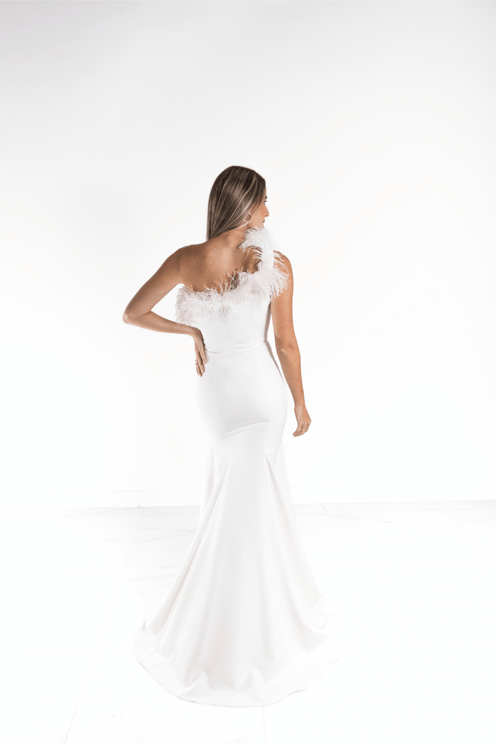 Vestido largo one shoulder blanco con plumas