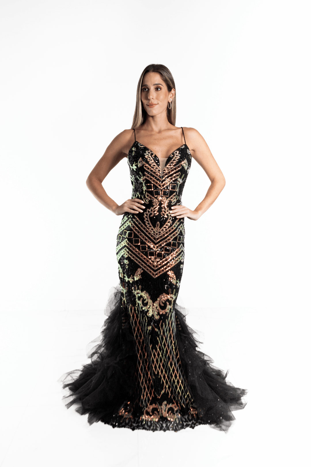 Vestido largo negro con lentejuelas tornasol con cola de tul