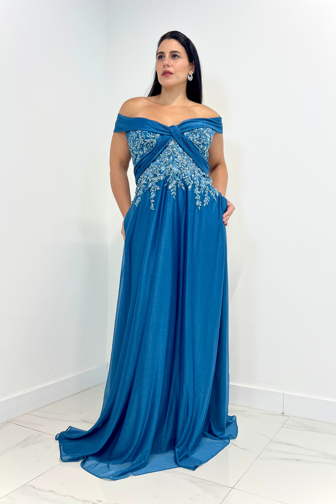 Vestido largo azul cielo con pedreria