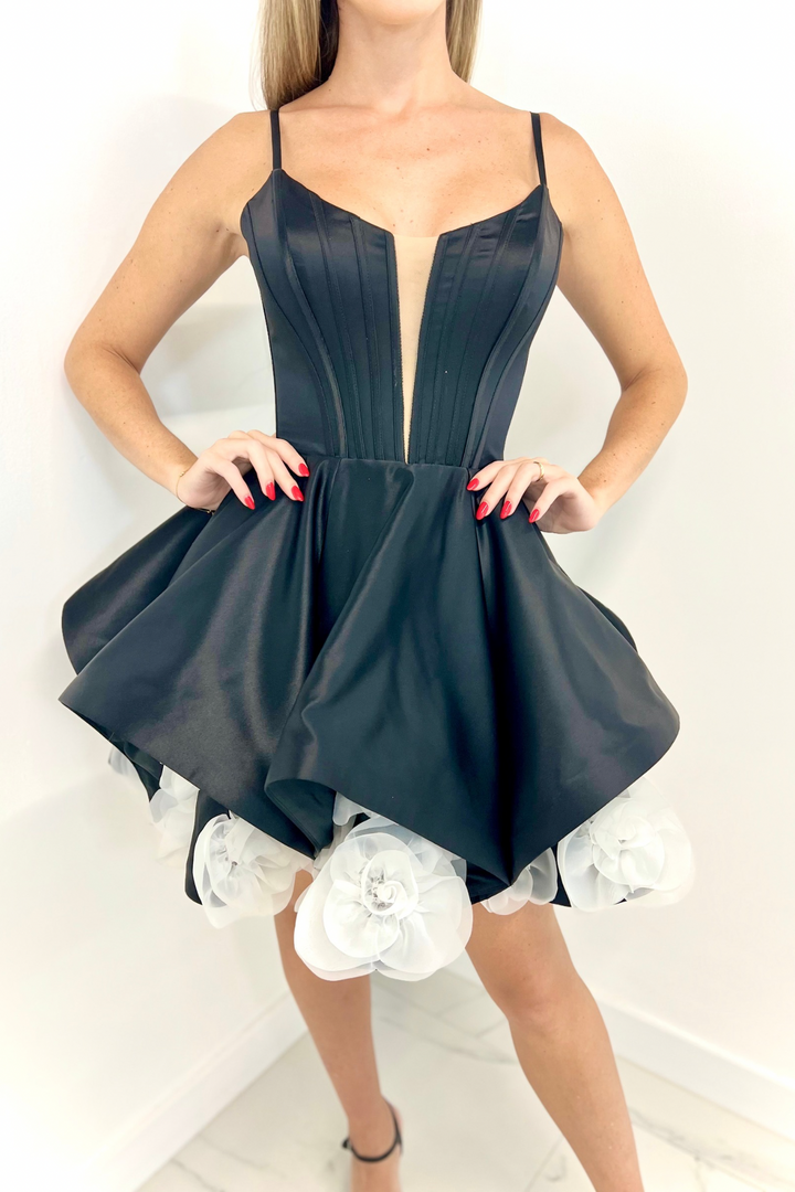 Vestido corto negro con flores blancas