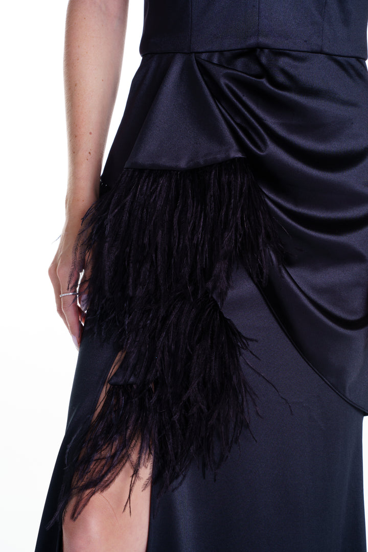 Vestido largo negro con plumas