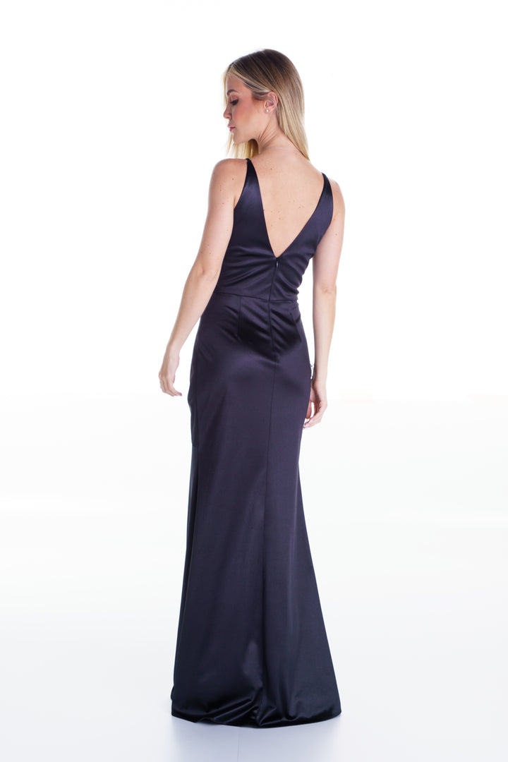 Vestido largo negro con plumas