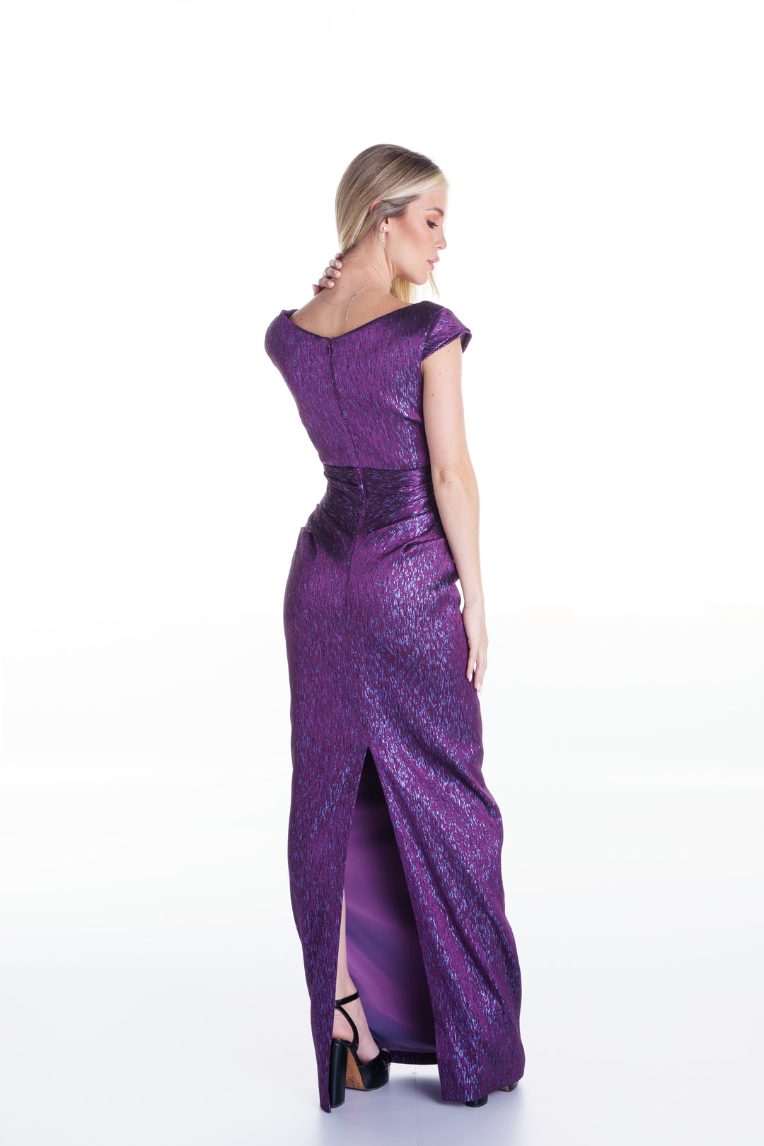 Vestido largo morado de tela brocada