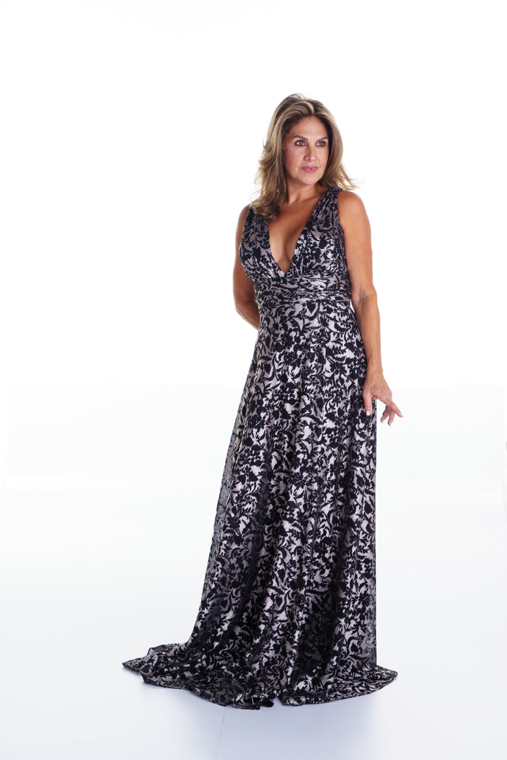 Vestido largo plateado con estampados negros