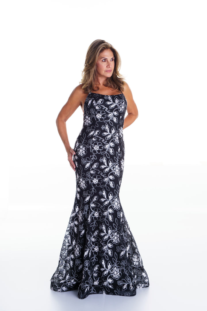Vestido largo negro con flores blancas brocadas