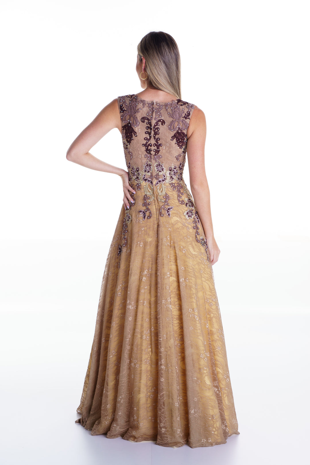 Vestido largo corte princesa de encaje beige