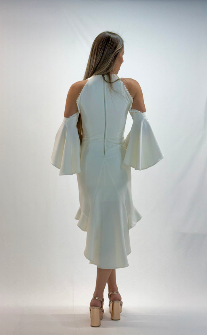 Vestido corto blanco con cola de pato