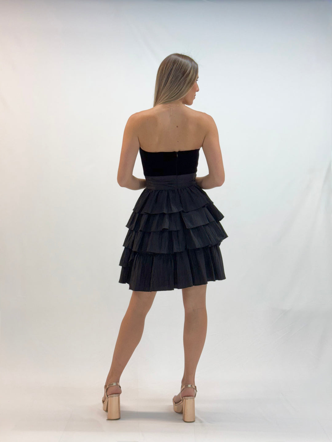 Vestido corto negro strapless