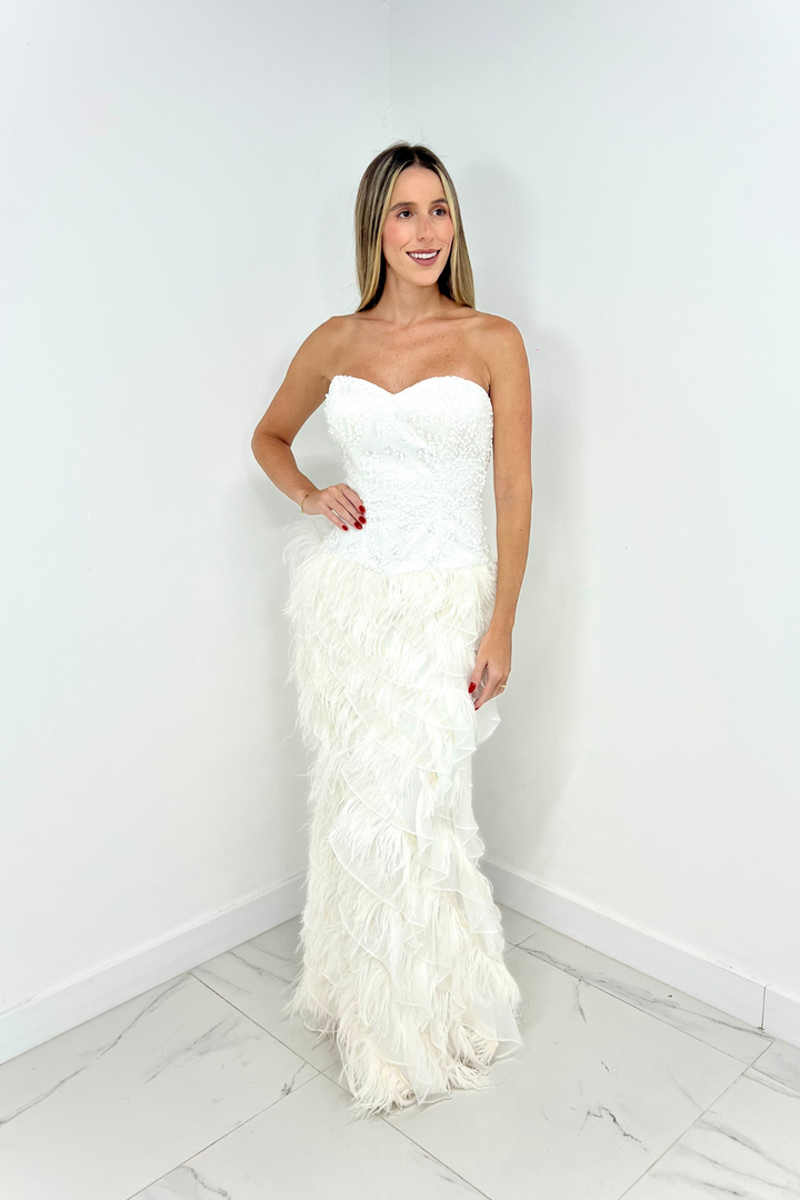Vestido blanco de lentejuelas y plumas