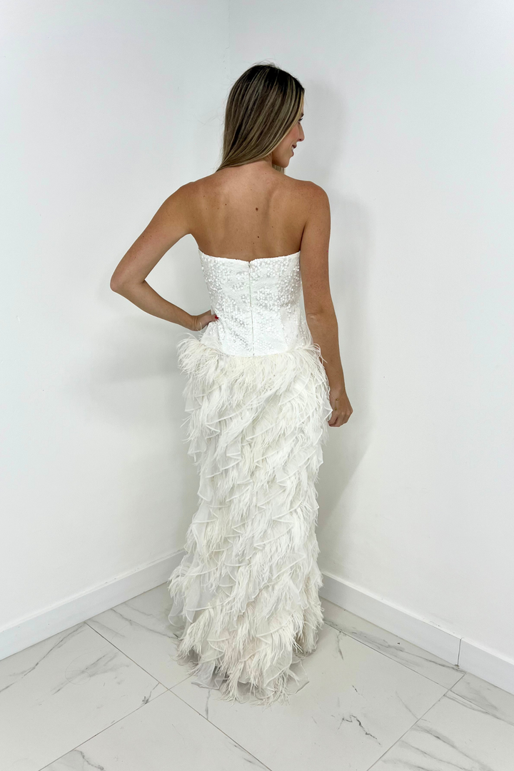 Vestido blanco de lentejuelas y plumas