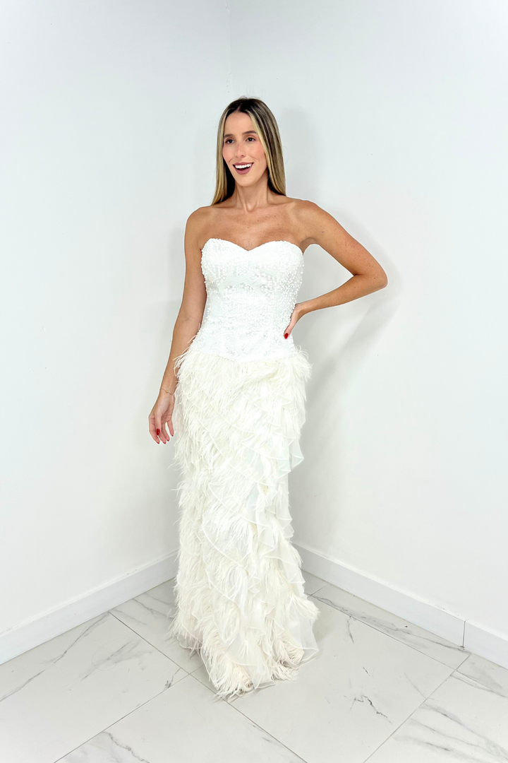Vestido blanco de lentejuelas y plumas