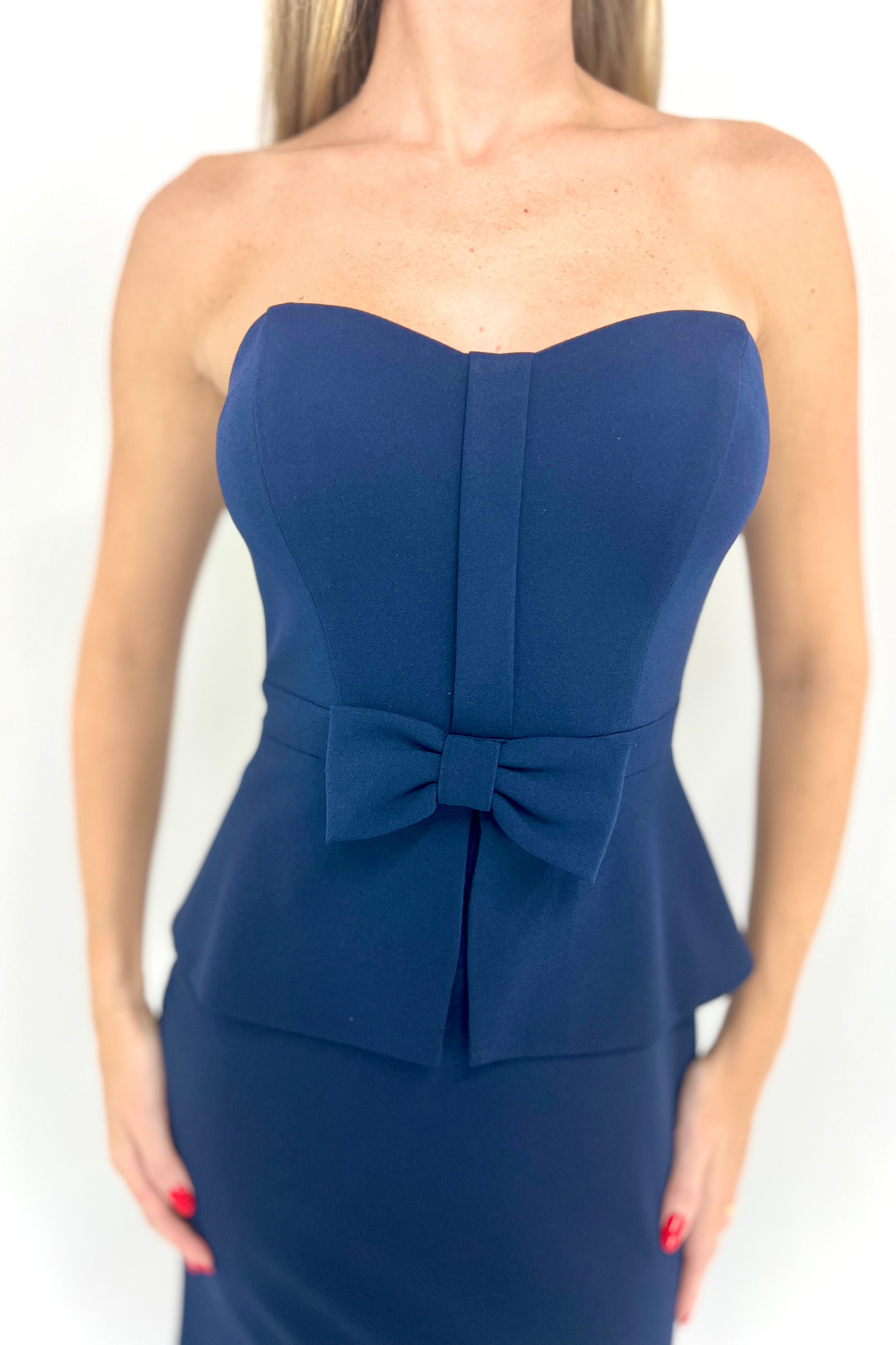 Vestido azul marino con peplum