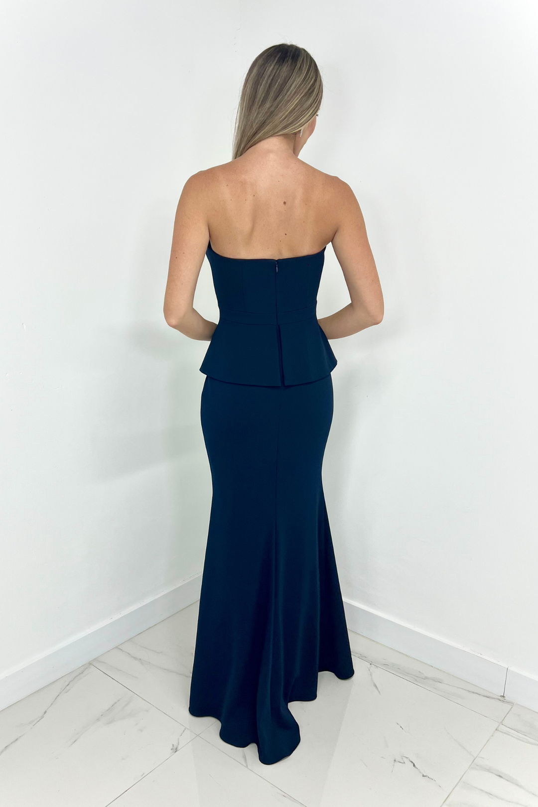 Vestido azul marino con peplum