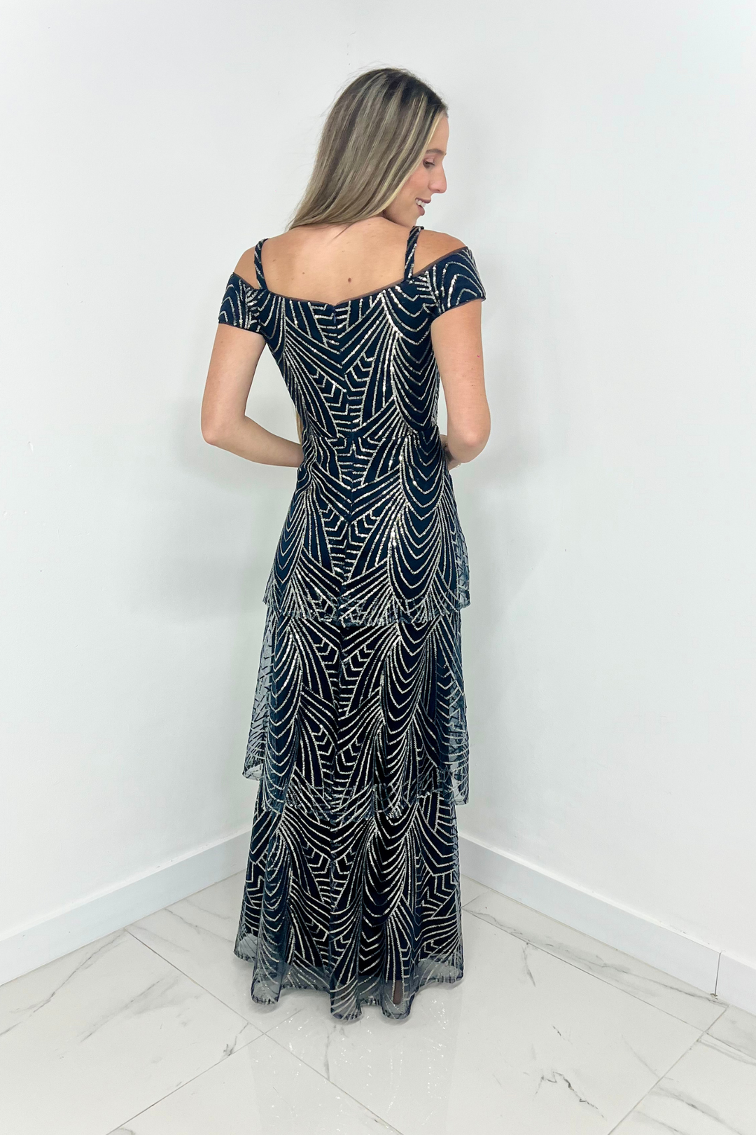Vestido azul marino con lentejuelas plateadas