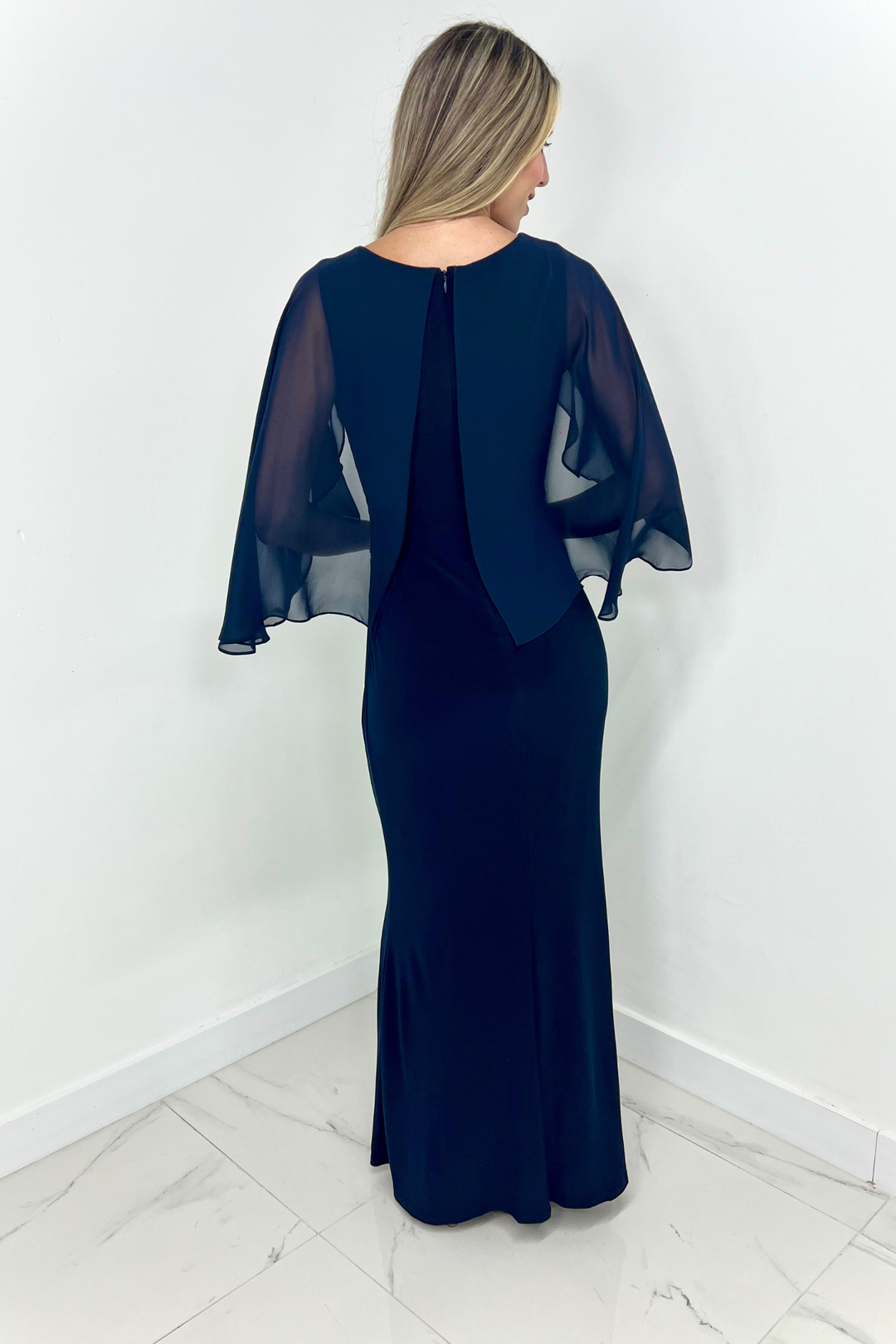 Vestido azul marino con capa
