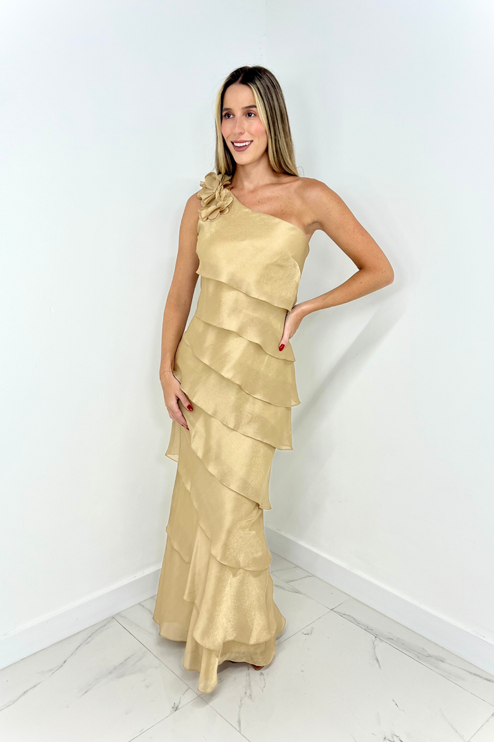 Vestido dorado de capas