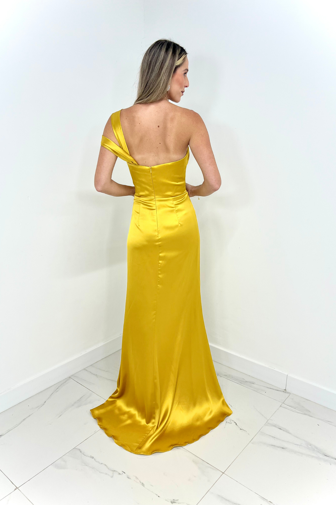 Vestido amarillo mostaza asimétrico