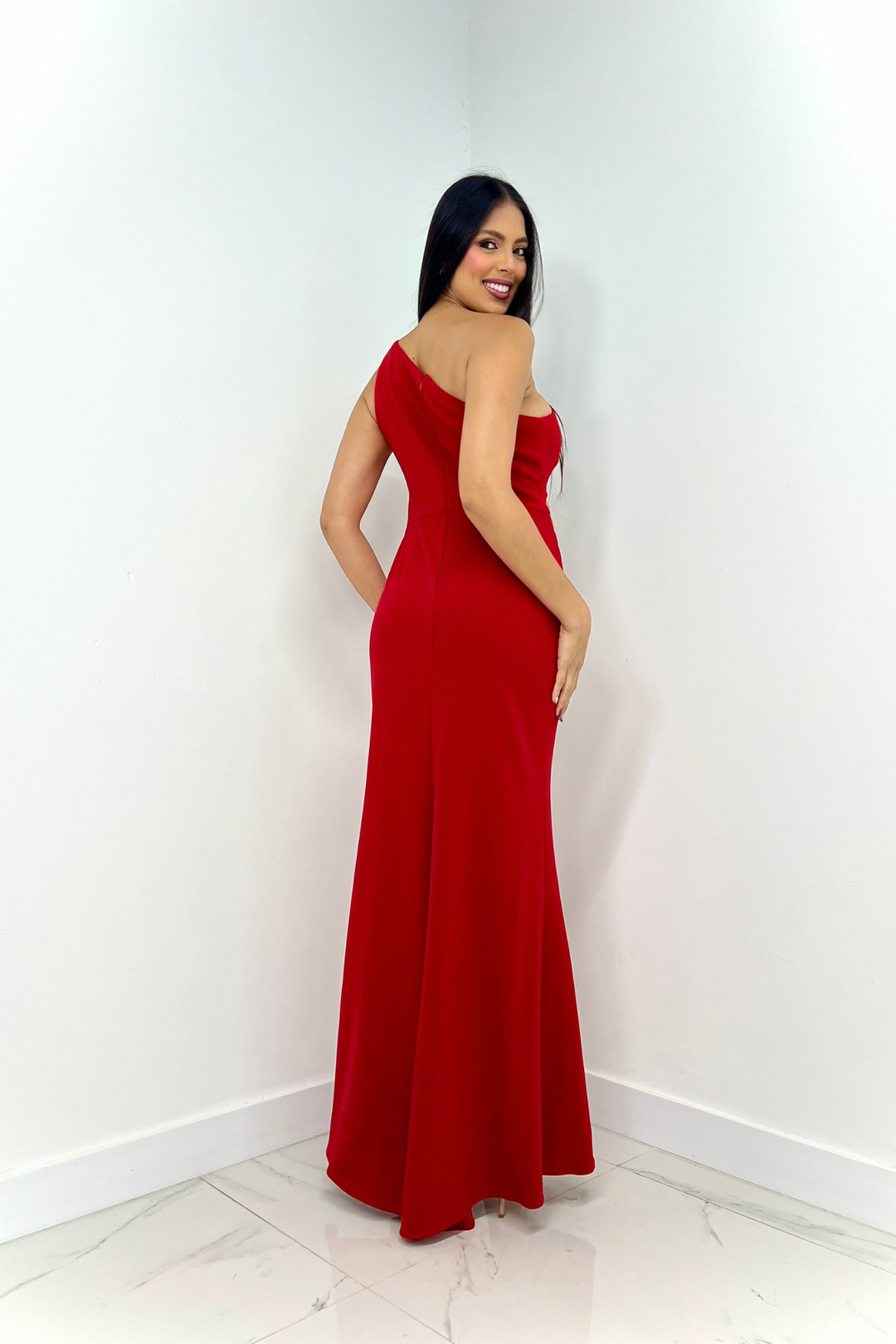 vestido rojo asimétrico