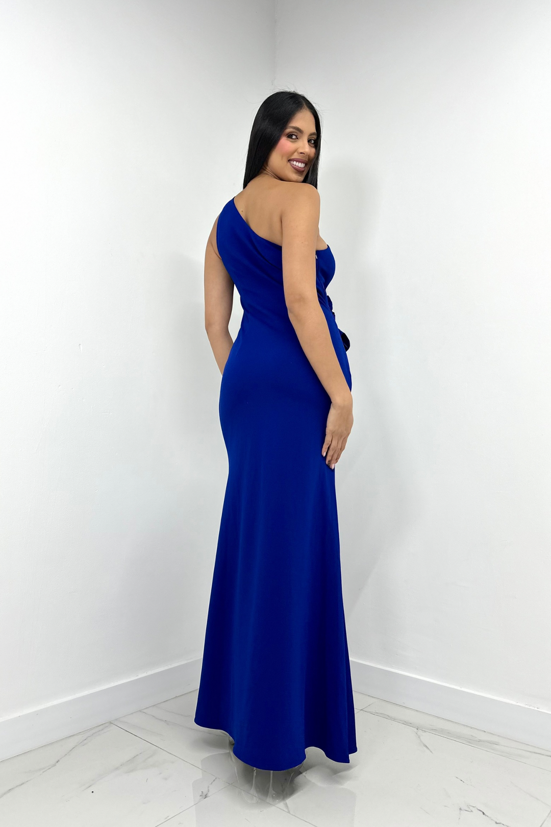 vestido largo azul asimétrico