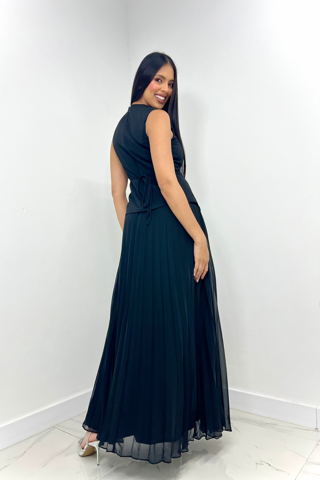 Vestido largo negro con falda plisada