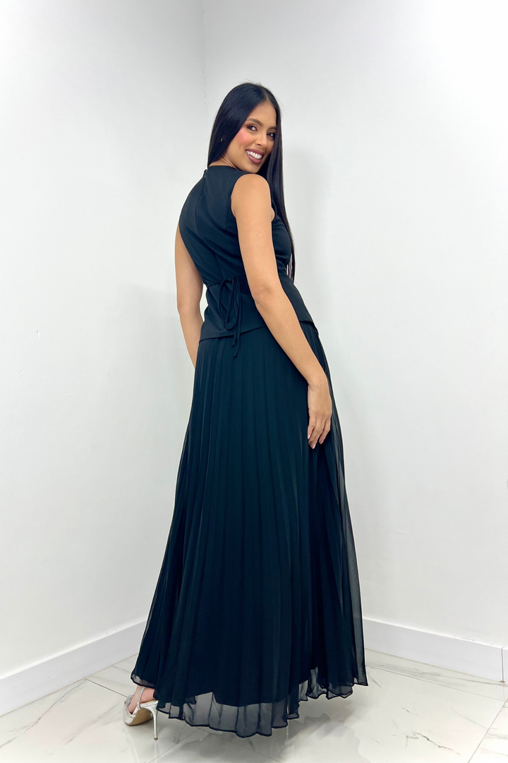 Vestido largo negro con falda plisada